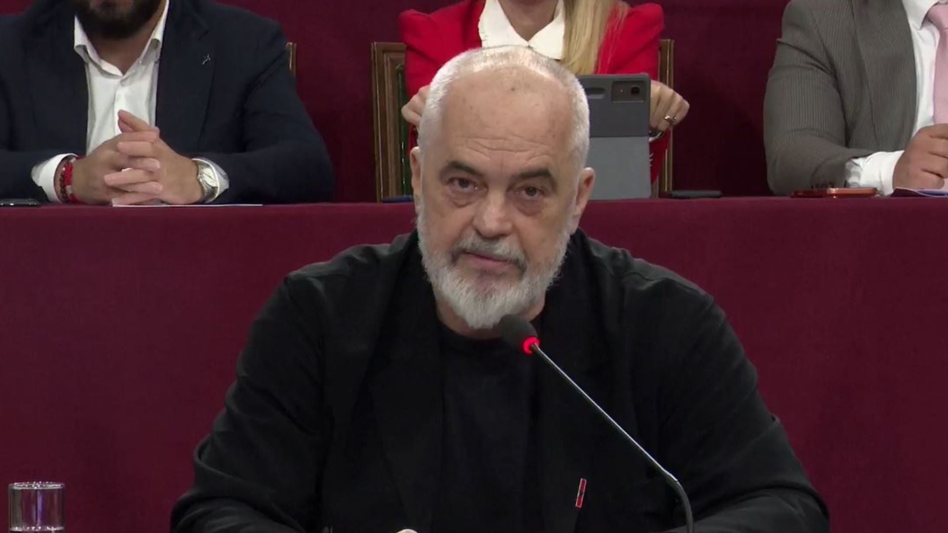 Rama mbron projektin me investitorë nga Katari dhe sulmon kundërshtarët kritikë