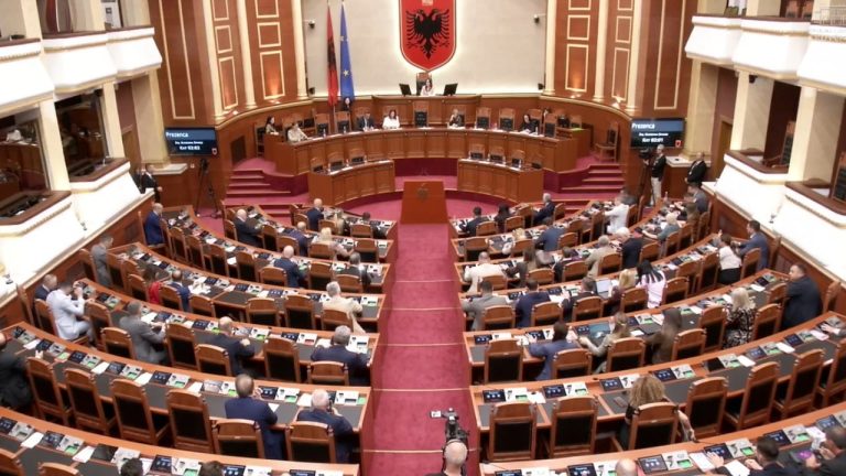 Seanca plenare në Kuvend nis me 75 deputetë, mungon Niko Peleshi