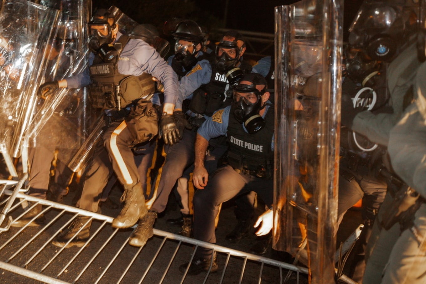 Shtetrrethim në Newark pas protestave për emigrantët, përshkallëzohet përplasja me policinë