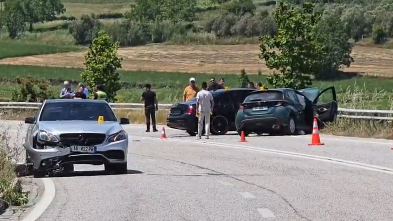 Aksident i rëndë në Levan-Tepelenë, përplasen 5 automjete: plagosen 3 persona