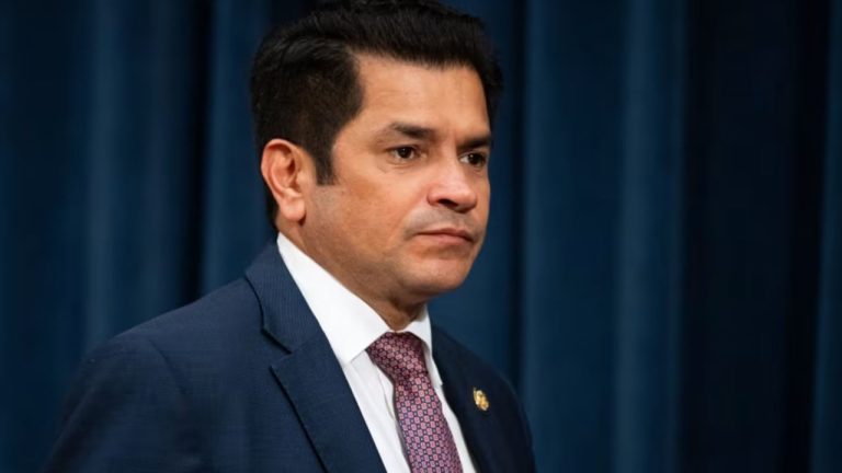 Deputeti demokrat Jimmy Gomez nën hetim etik në SHBA pas akuzave për sjellje seksuale
