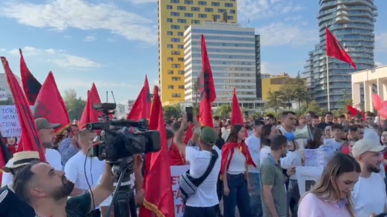 Dita e tretë e protestës për Zvërnecin në Tiranë, marshim drejt Ministrisë dhe Kryeministrisë