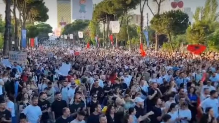 Protesta për Zvërnecin para Kryeministrisë: kërkohet anulimi i projekteve dhe dorëheqja e qeverisë