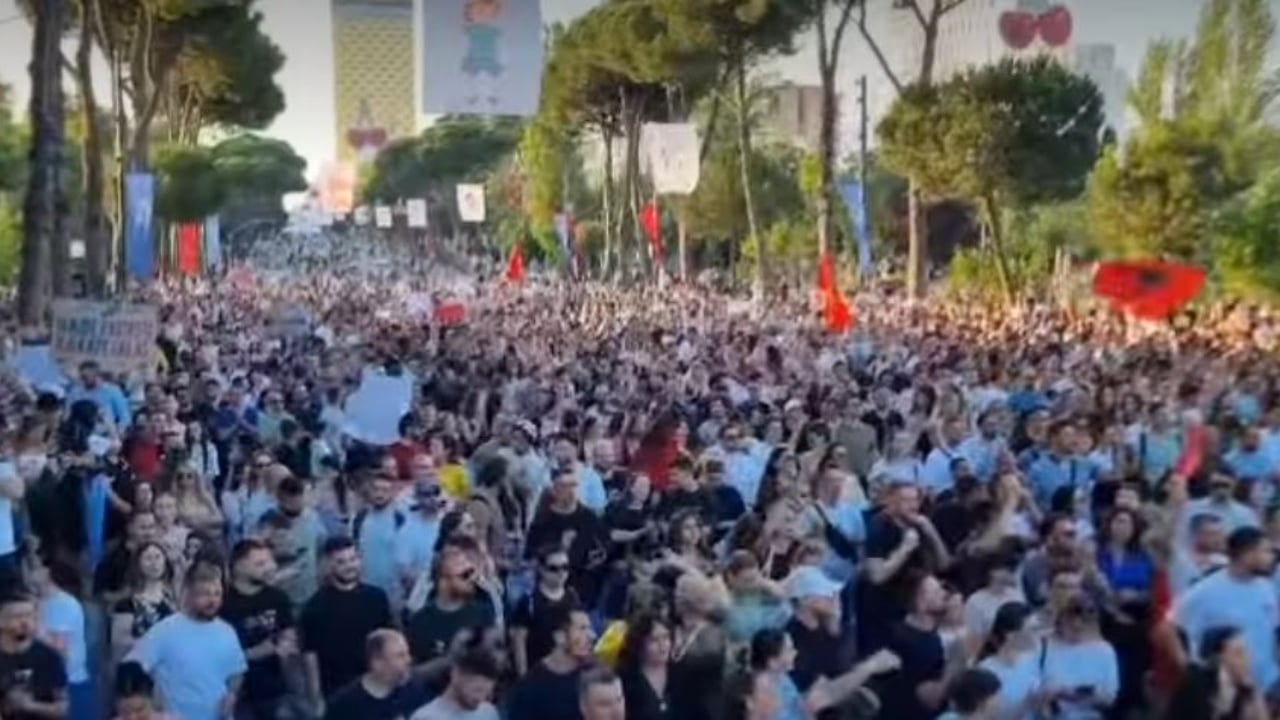 Protesta për Zvërnecin para Kryeministrisë: kërkohet anulimi i projekteve dhe dorëheqja e qeverisë