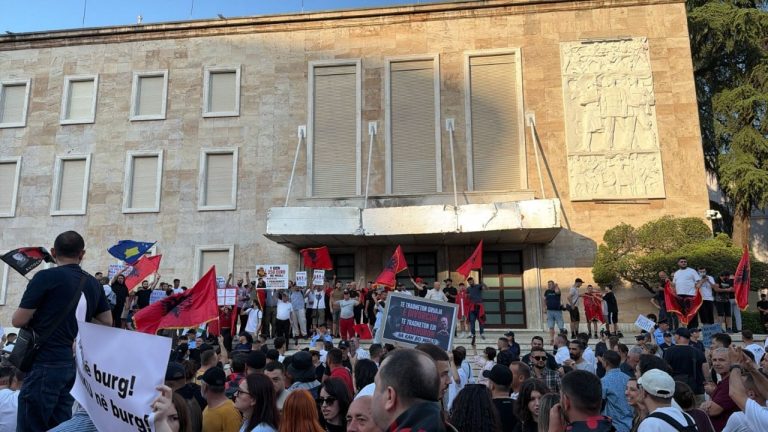 Protestë para Kryeministrisë për Zvërnecin, qytetarë çajnë kordonin e policisë