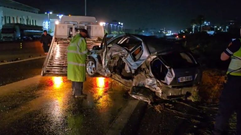 Aksident në autostradën Tiranë-Durrës, dy makina në kanal dhe një i plagosur