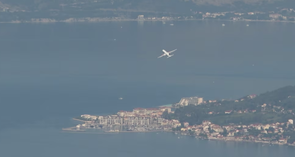 Fluturimi nga Beogradi bllokohet në Tivat, policia verifikon 90 pasagjerë para samitit