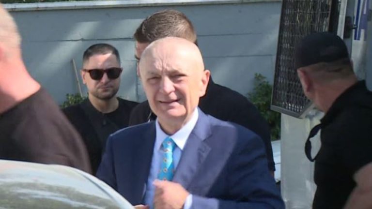Ilir Meta del sërish nga qelia për 12 orë, nën masa policore pas vdekjes së të atit
