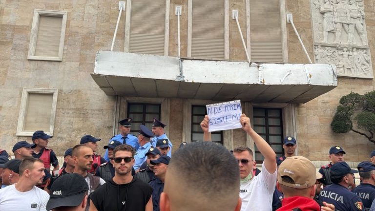 Protesta për Zvërnecin arrin te Kryeministria, çahet kordoni i policisë te Piramida