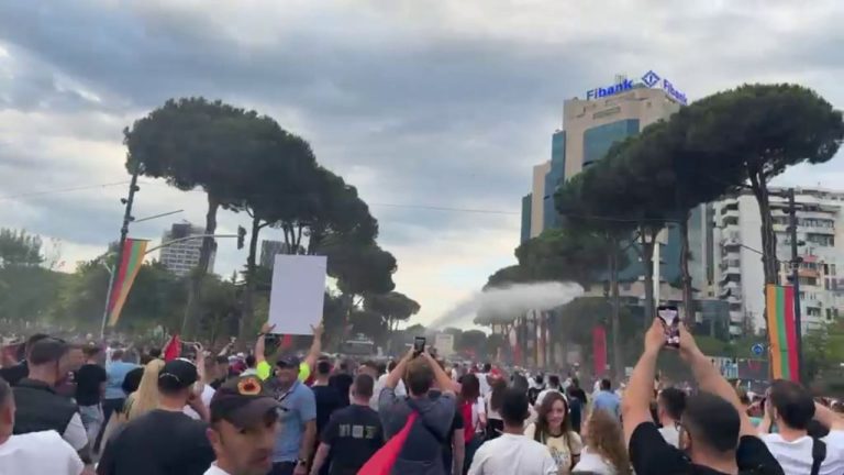Protesta për Zvërnecin përshkallëzohet para Kryeministrisë, policia përdor ujë ndaj qytetarëve