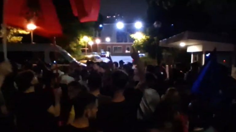 Protestuesit ndalen para selisë së PD pas marshimit: “Opozitë e shitur”, thirrje kundër Berishës