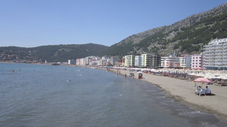 Shëngjin, alarm në bregdet: katër të rinj u morën nga dallgët, dyshohet për një viktimë