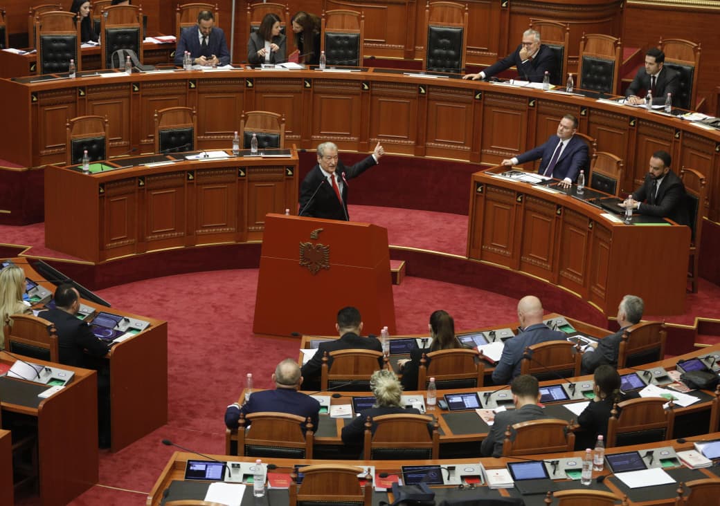 Përplasje në Kuvend mes Berishës dhe Vengut, debat me akuza për ushtrinë dhe prejardhjen