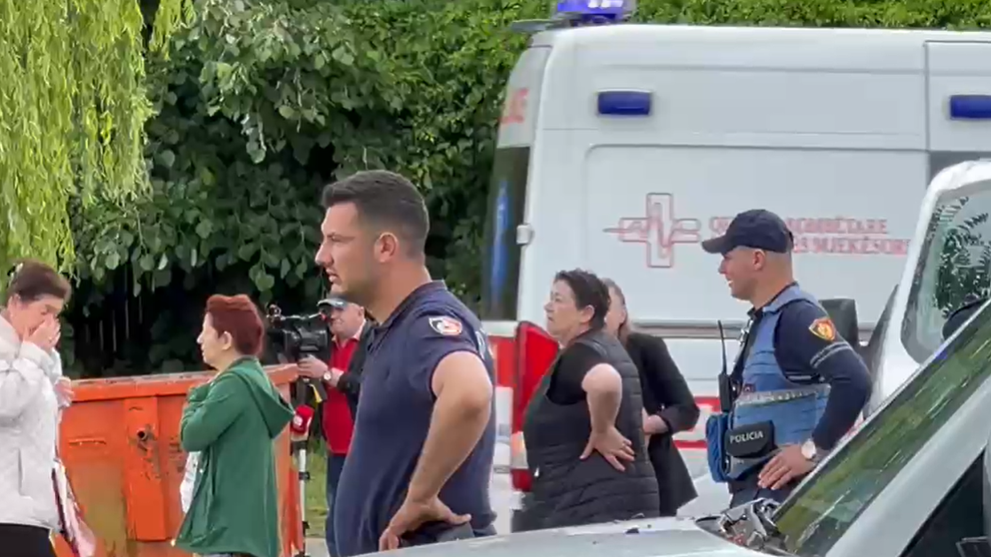 Polici i plagosur dërgohet me helikopter te Trauma, kolegët dhe familjarët në lot