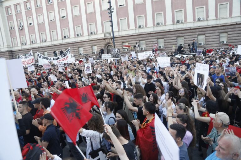AGSH reagon për protestën në Zvërnec: intimidimi i gazetarëve cenon informimin publik