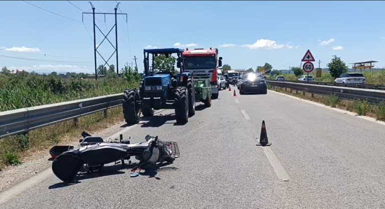 Aksident në autostradën Fier–Lushnje, motori përplaset me mjet bujqësor