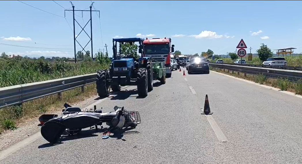 Aksident në autostradën Fier–Lushnje, motori përplaset me mjet bujqësor
