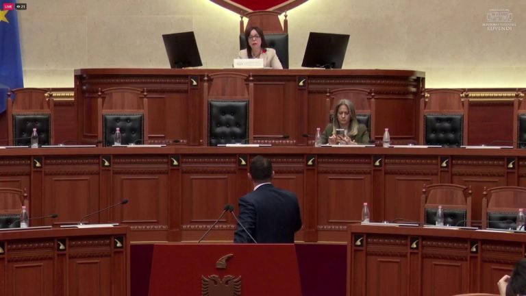 Përplasje në Kuvend: Balliu i kthehet Spahiut pas ndërprerjes së fjalës në seancë