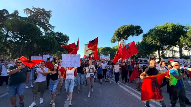 Protesta e gjashtë për Zvërnecin zhvendoset te Kryeministria, teksa Rama është në zonë