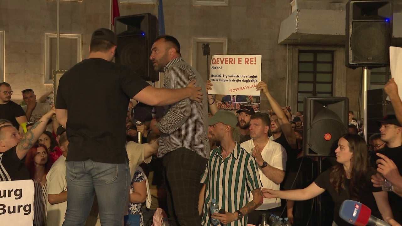 Tension në protestën për Zvërnecin para Kryeministrisë, ndërpritet një fjalim me ofendime