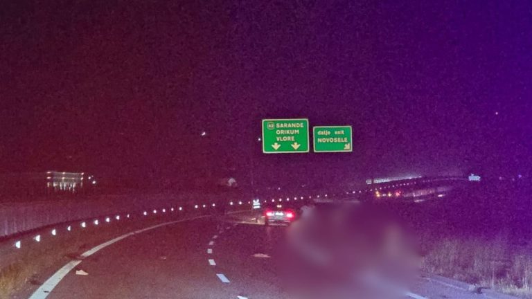 Aksident fatal në Vlorë-Fier, këmbësori u përplas duke kaluar autostradën në Novoselë