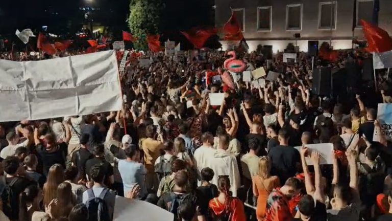 Protesta e gjashtë kundër projektit të Zvërnecit mbyllet pas 4 orësh, mesazhe të forta ndaj Ramës