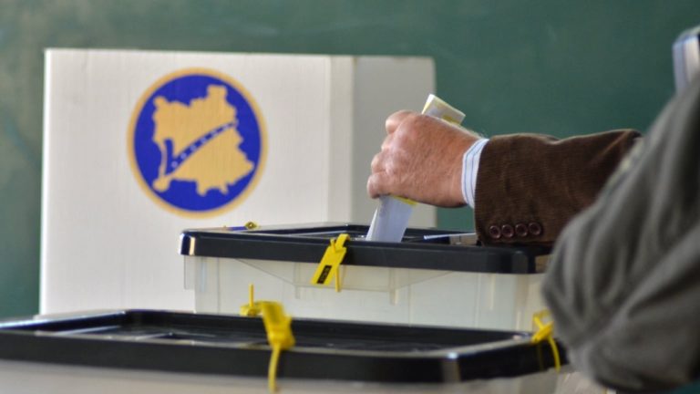 Kosova voton sërish: zgjedhjet e treta në 16 muaj, pjesëmarrja më e ulët se në dhjetor