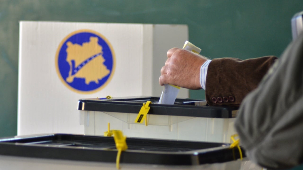 Kosova voton sërish: zgjedhjet e treta në 16 muaj, pjesëmarrja më e ulët se në dhjetor