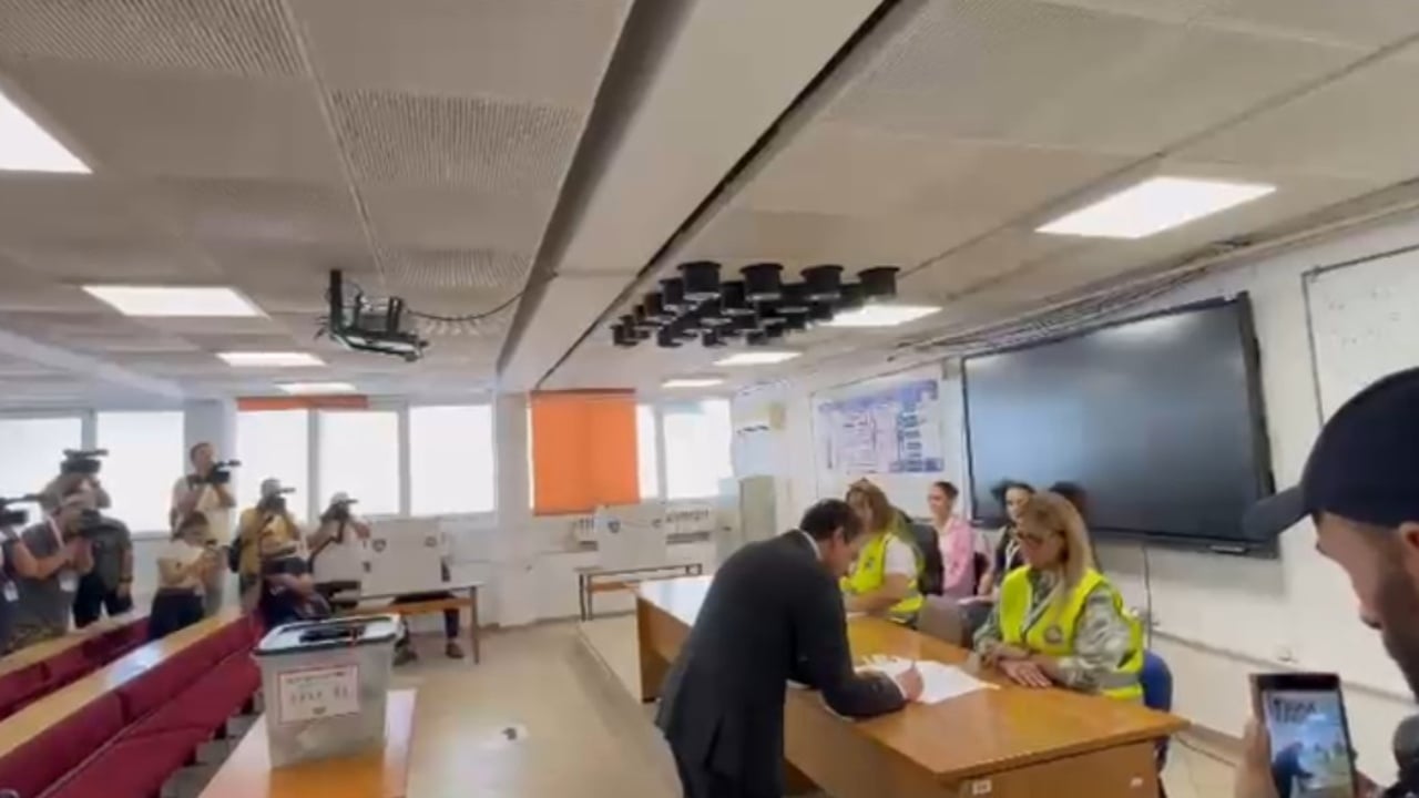 Zgjedhjet parlamentare në Kosovë, voton Albin Kurti dhe bën thirrje për pjesëmarrje