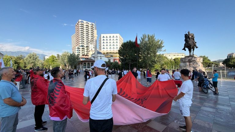 Dita e 10-të e protestës në Tiranë, qytetarët marshojnë nga Skënderbeu drejt Kryeministrisë