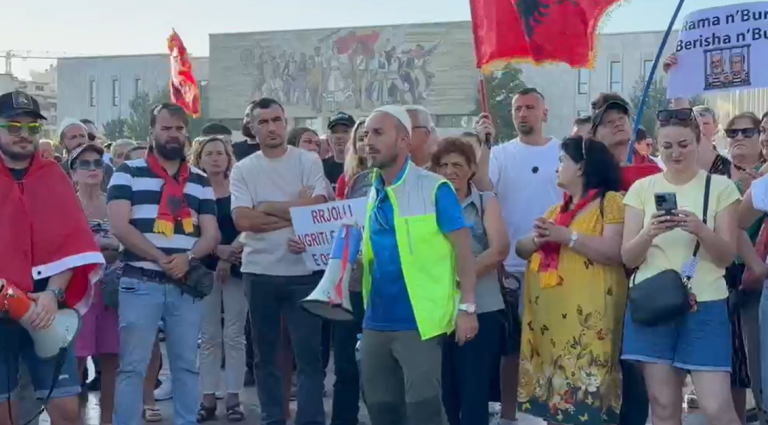 Dita e 10-të e protestës para Kryeministrisë, thirrje kundër Ramës dhe Berishës