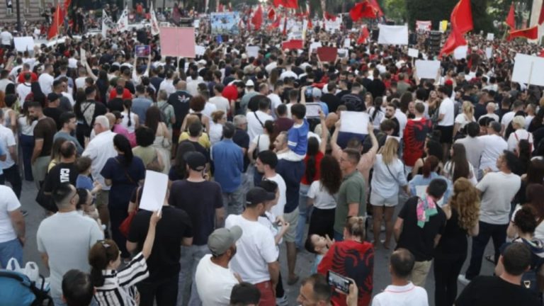 Organizatori i protestës kërkon larg politikanët nga mikrofoni: Të flasin qytetarët