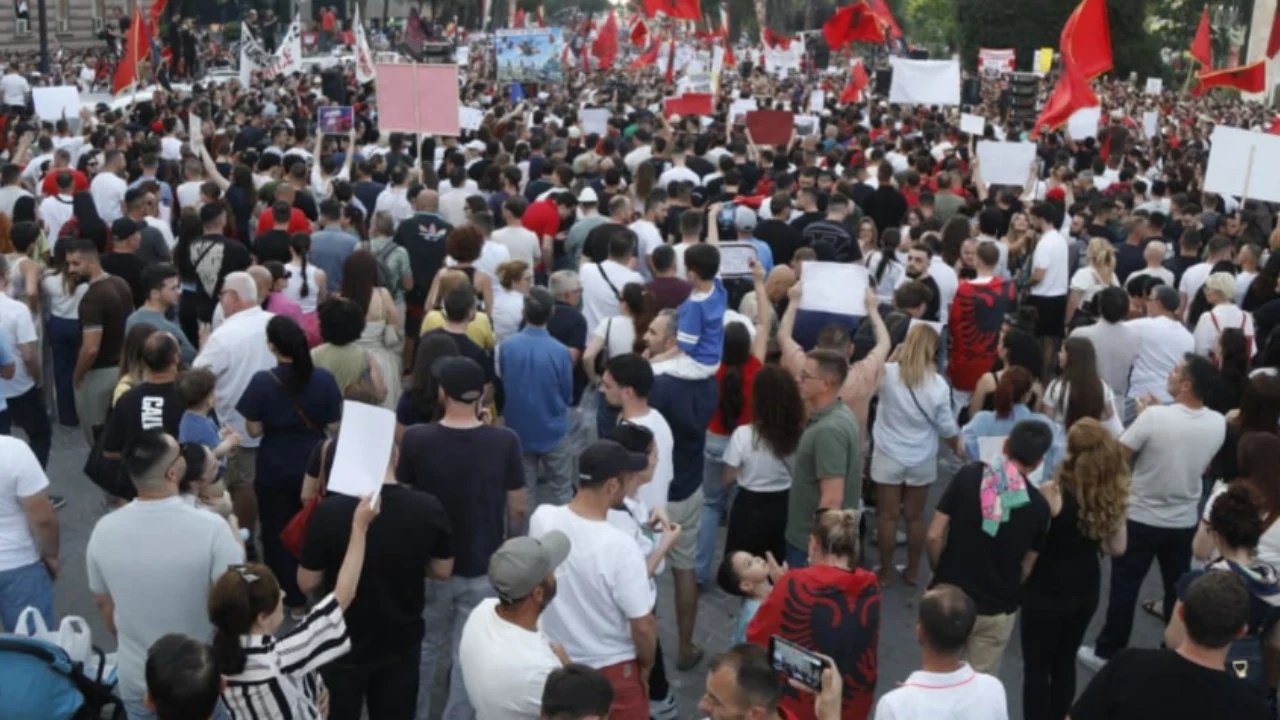 Organizatori i protestës kërkon larg politikanët nga mikrofoni: Të flasin qytetarët