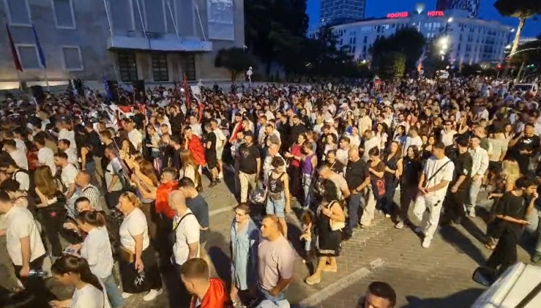 Protesta para Kryeministrisë hyn në ditën e 10-të, nis marshimi në Tiranë