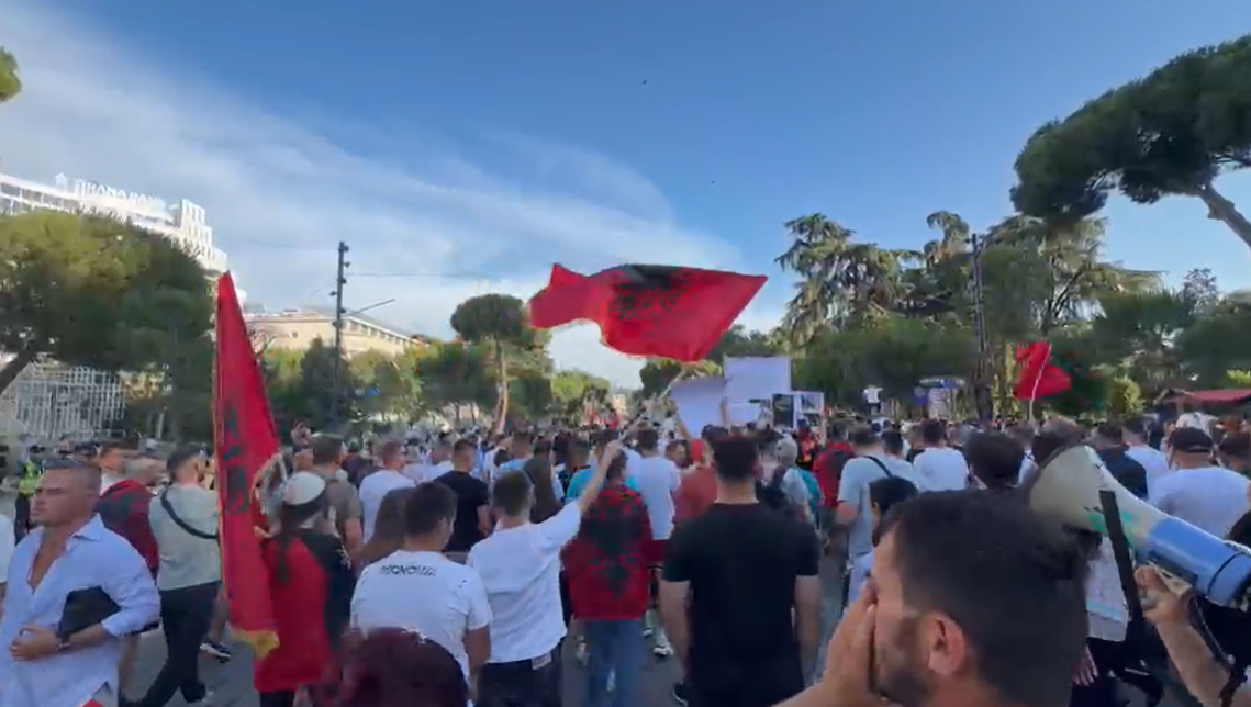 Dita e 11-të e protestës në Tiranë, thirrje kundër provokimeve dhe për forum kombëtar