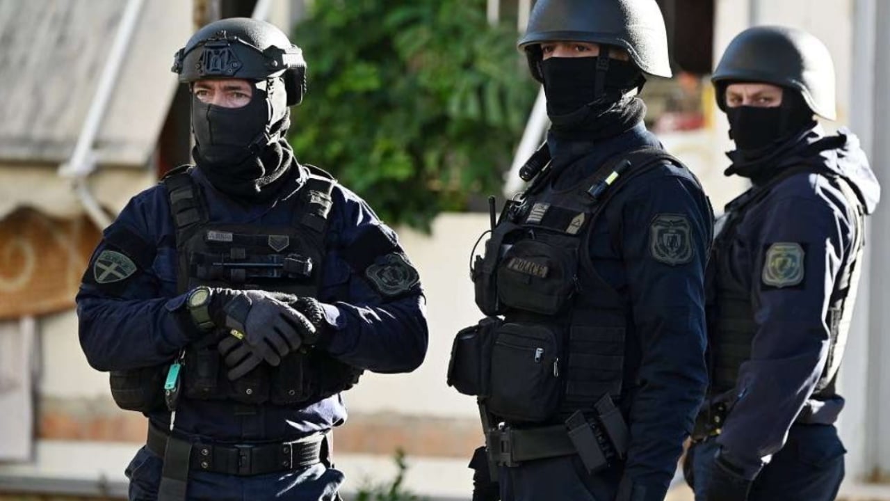 Operacion në Athinë kundër një grupi shqiptar të drogës dhe armëve, 8 të arrestuar