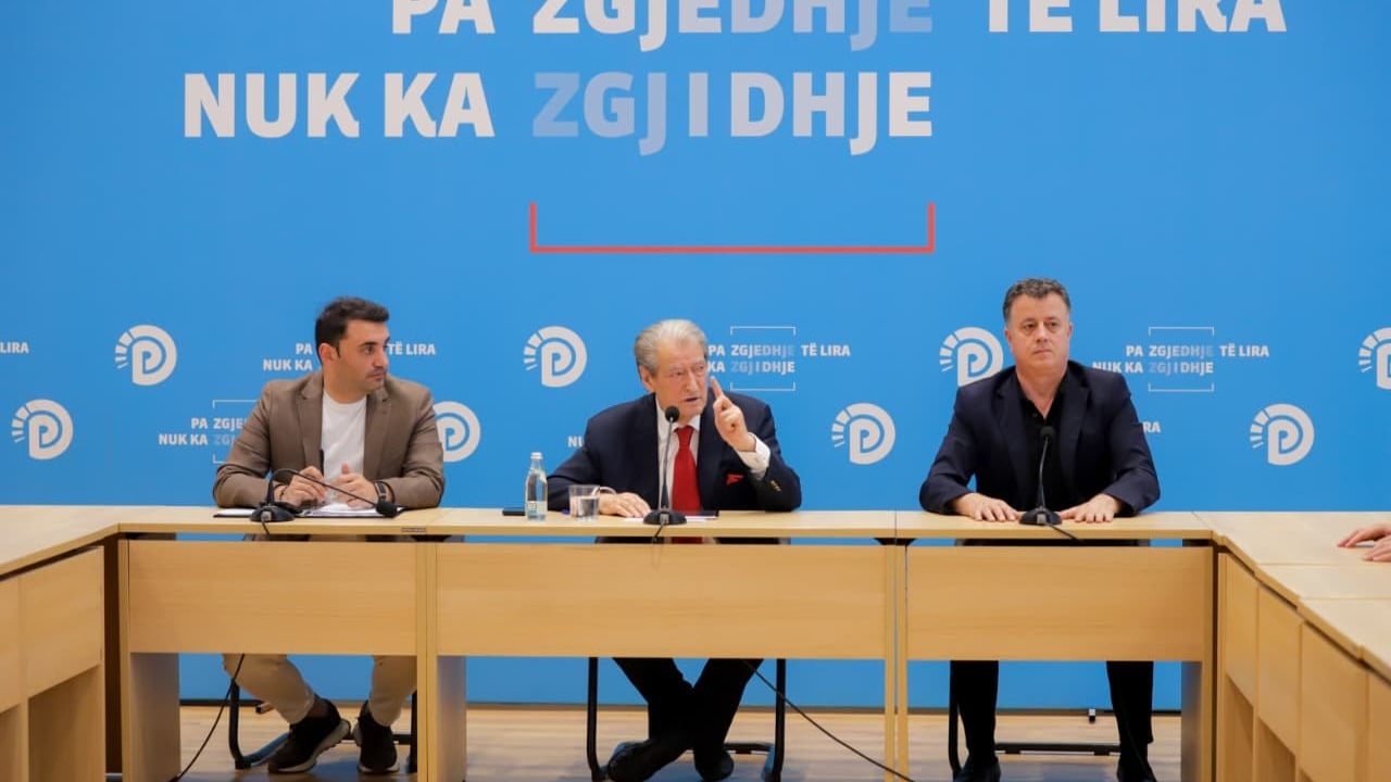 Pas tensioneve në protestë, Berisha u kërkon mbështetësve të shkojnë pa simbolet e PD-së
