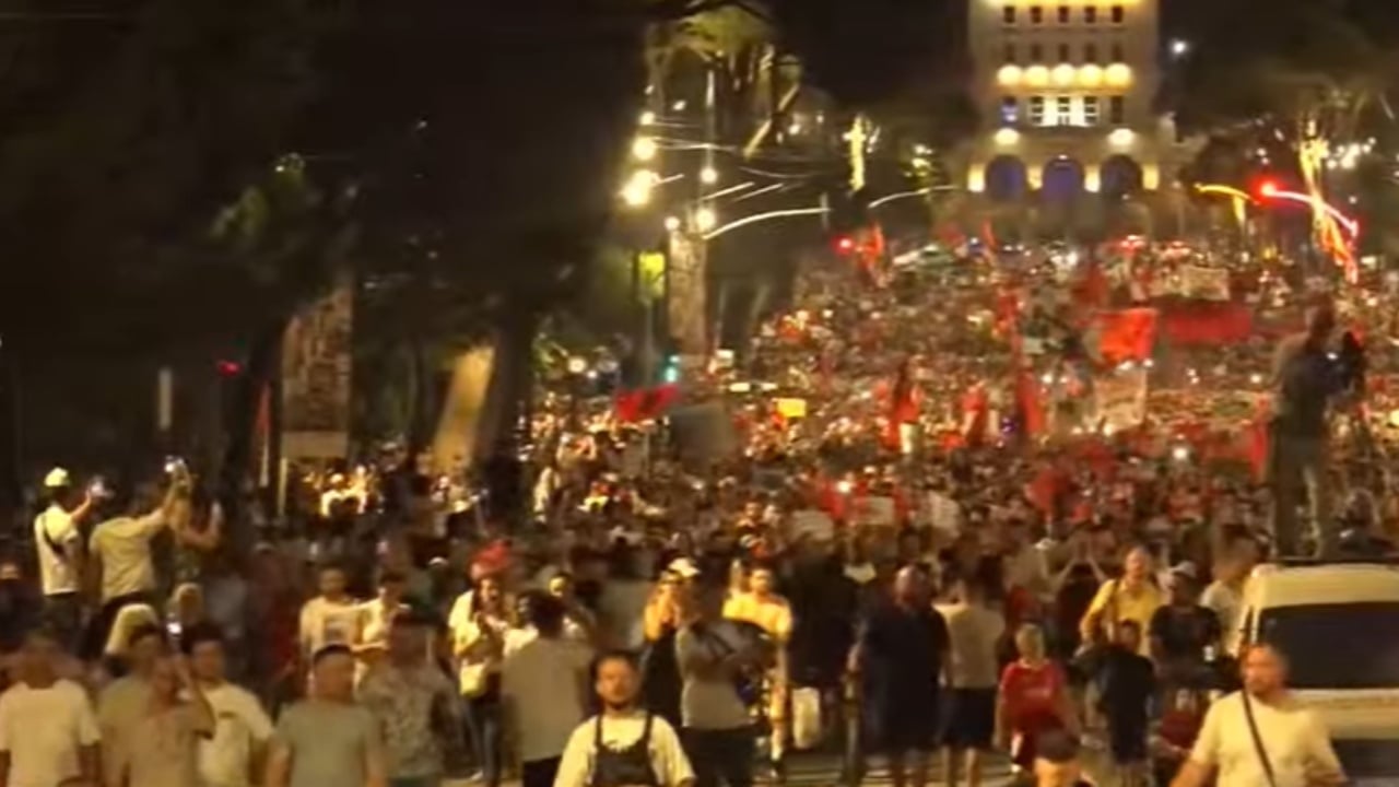 Protesta e 11-të në Tiranë zhvendoset në marshim, thirrje kundër qeverisë dhe sistemit