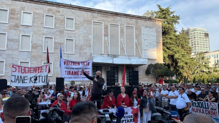Thirrjet “Berisha n’burg” tensionojnë protestën, përplasje verbale me të rinjtë e FRPD-së