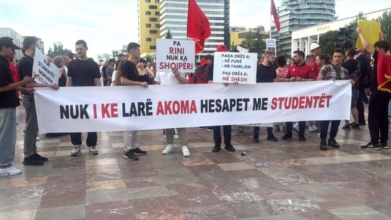 Dita e 12-të e protestës, marshim drejt Kryeministrisë: “Nuk i ke larë hesapet me studentët”