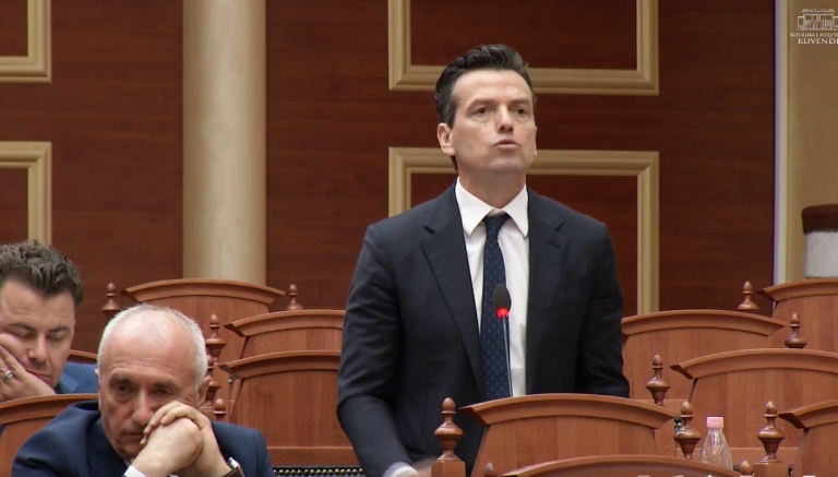 Përplasje në Kuvend: Spahiu ndal Shehajn pas ofendimeve ndaj deputetëve socialistë