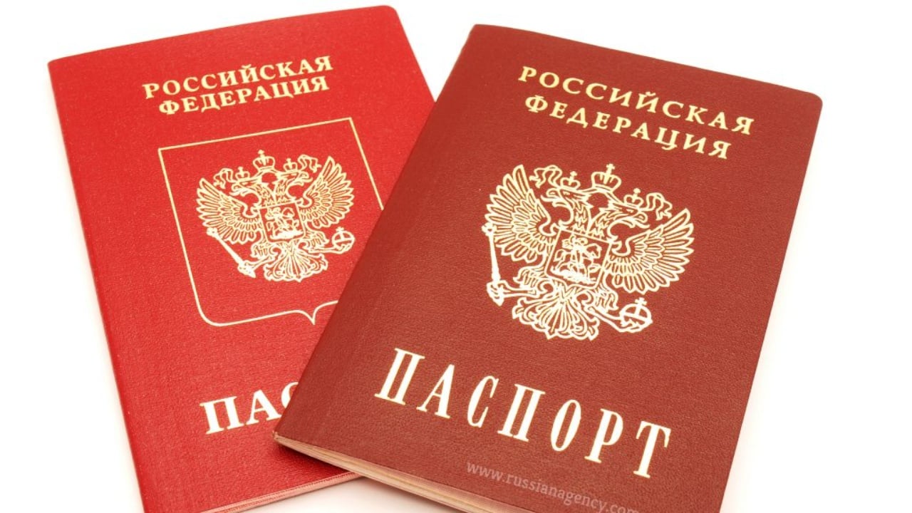 Serbia u dha pasaporta rusëve të sanksionuar, BE paralajmëron rrezik për sigurinë