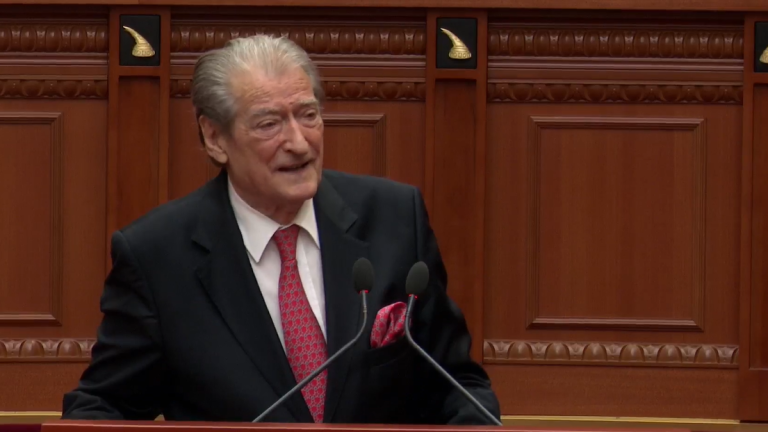 Berisha njofton heqjen e ndalimit për SHBA: e quan korrigjim të një vendimi të padrejtë