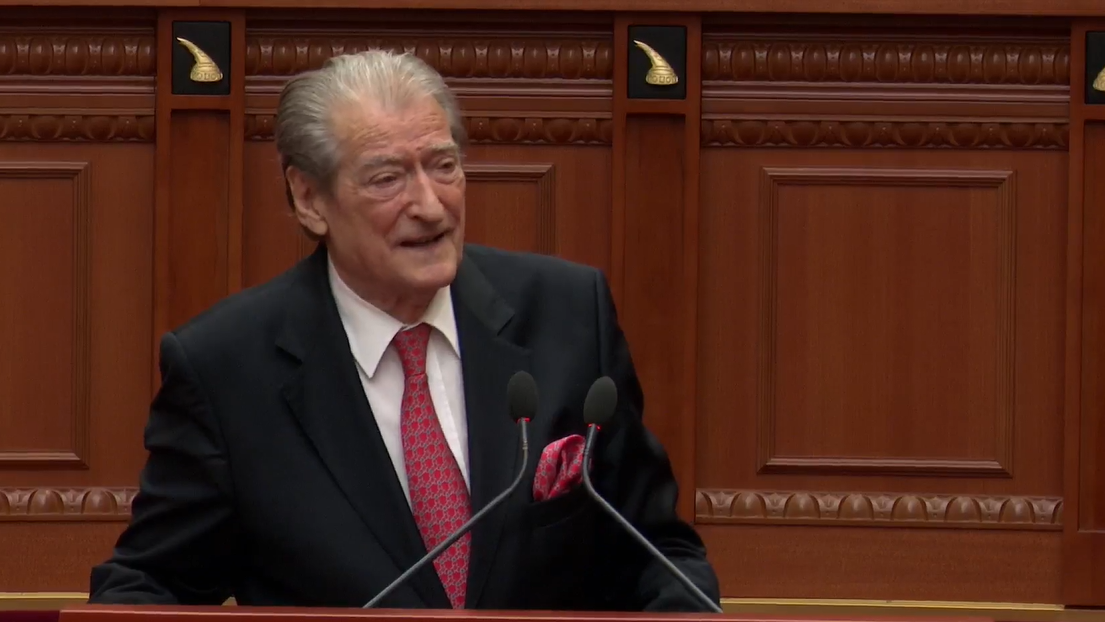 Berisha njofton heqjen e ndalimit për SHBA: e quan korrigjim të një vendimi të padrejtë