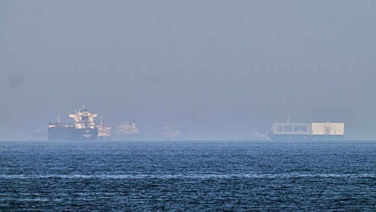 SHBA rrëzon dronë iranianë në Hormuz, sipas Reuters synonin anijet e naftës