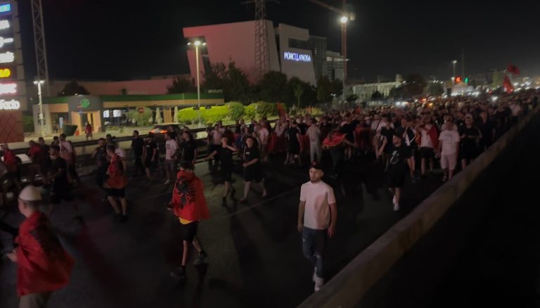 Pas pesë orësh protestë në Tiranë, bllokohet autostrada Tiranë-Durrës