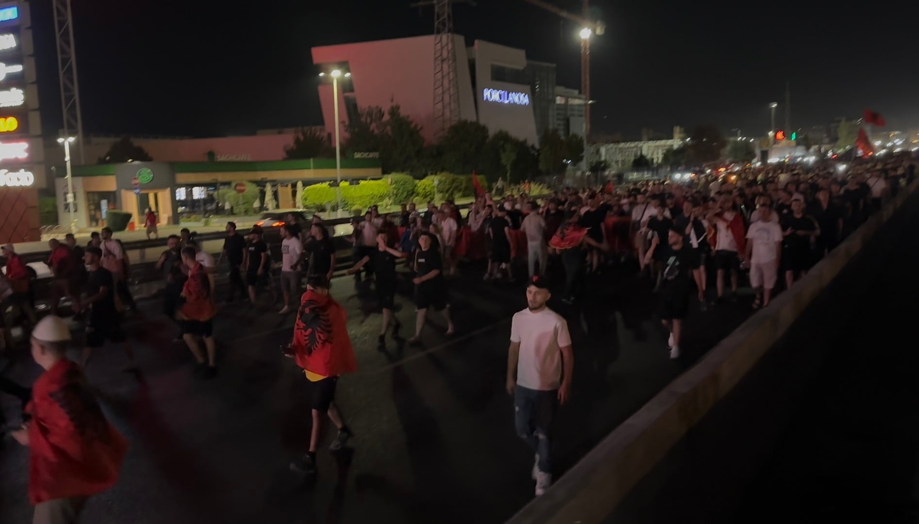 Pas pesë orësh protestë në Tiranë, bllokohet autostrada Tiranë-Durrës