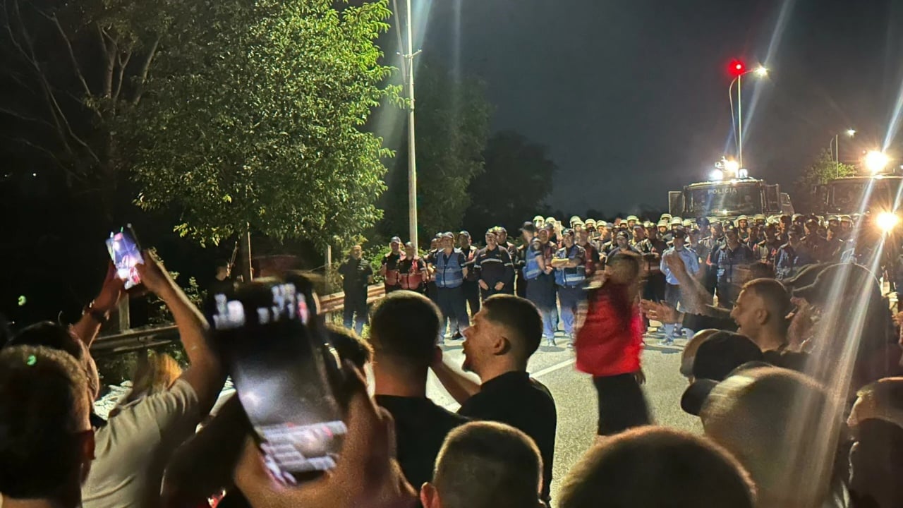 Procedohen 19 protestues pas bllokimit të rrugës për Rinasin, policia sekuestron edhe 2 makina