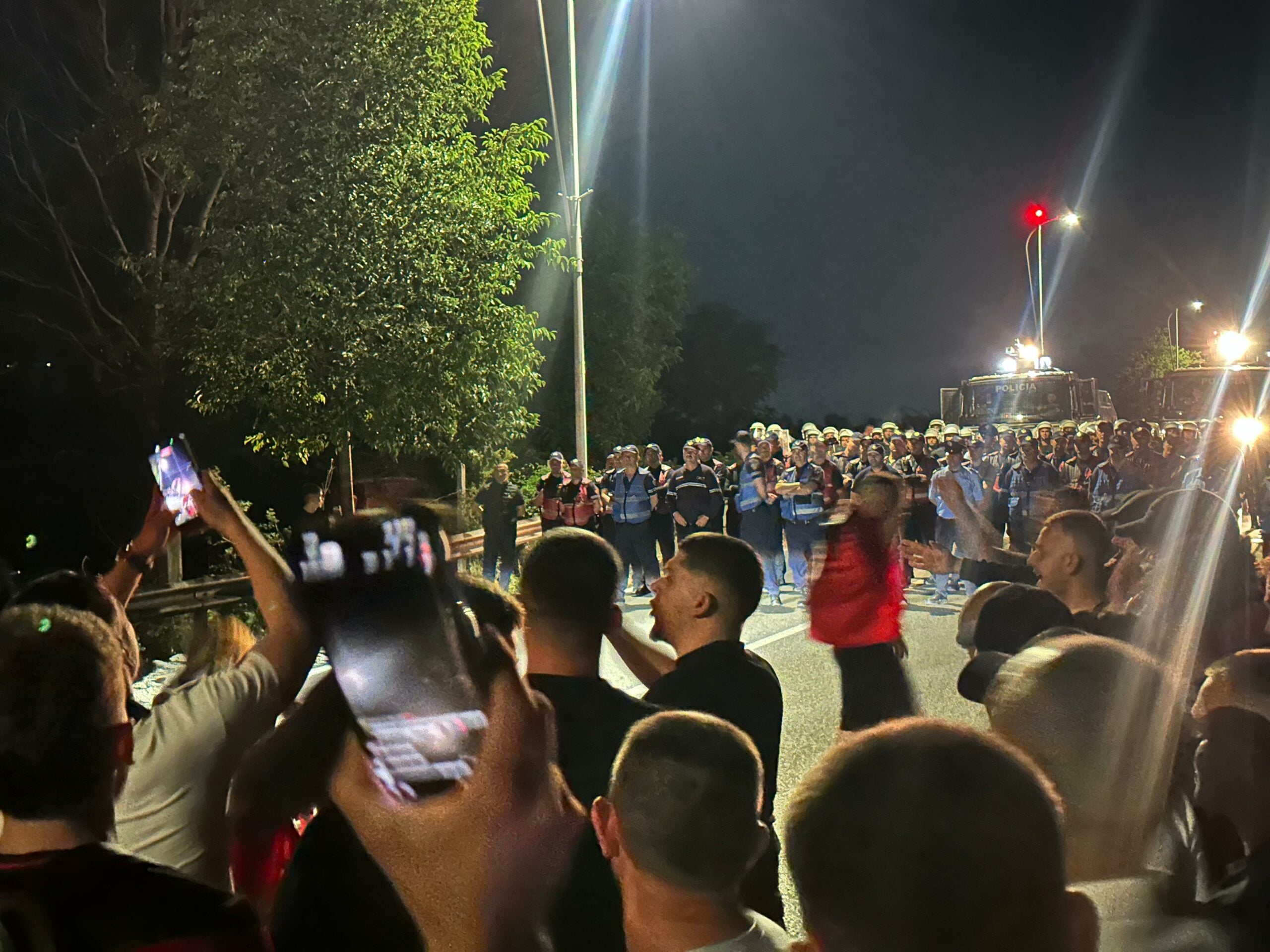 Protesta drejt Rinasit bllokoi aksin e aeroportit, policia ndali marshimin
