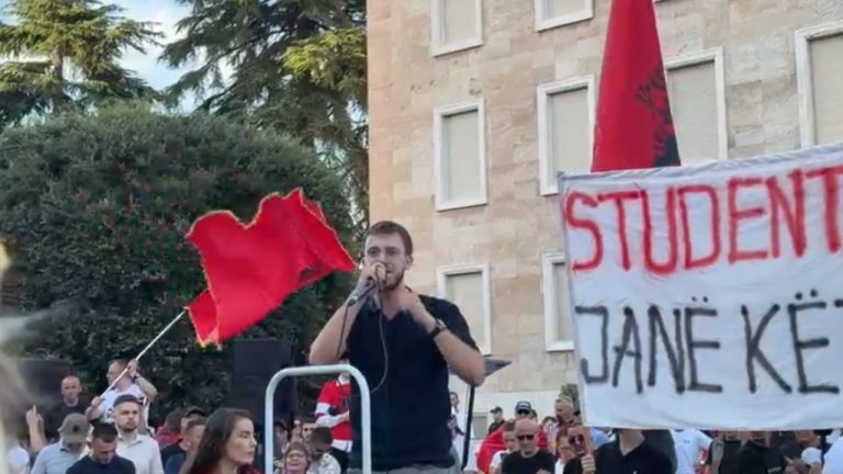 Dita e 17-të e protestës para Kryeministrisë, të rinjtë: Do të qëndrojmë deri në dorëheqje